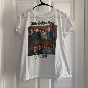 ⭐️ One Direction FOUR album T-shirt ⭐️